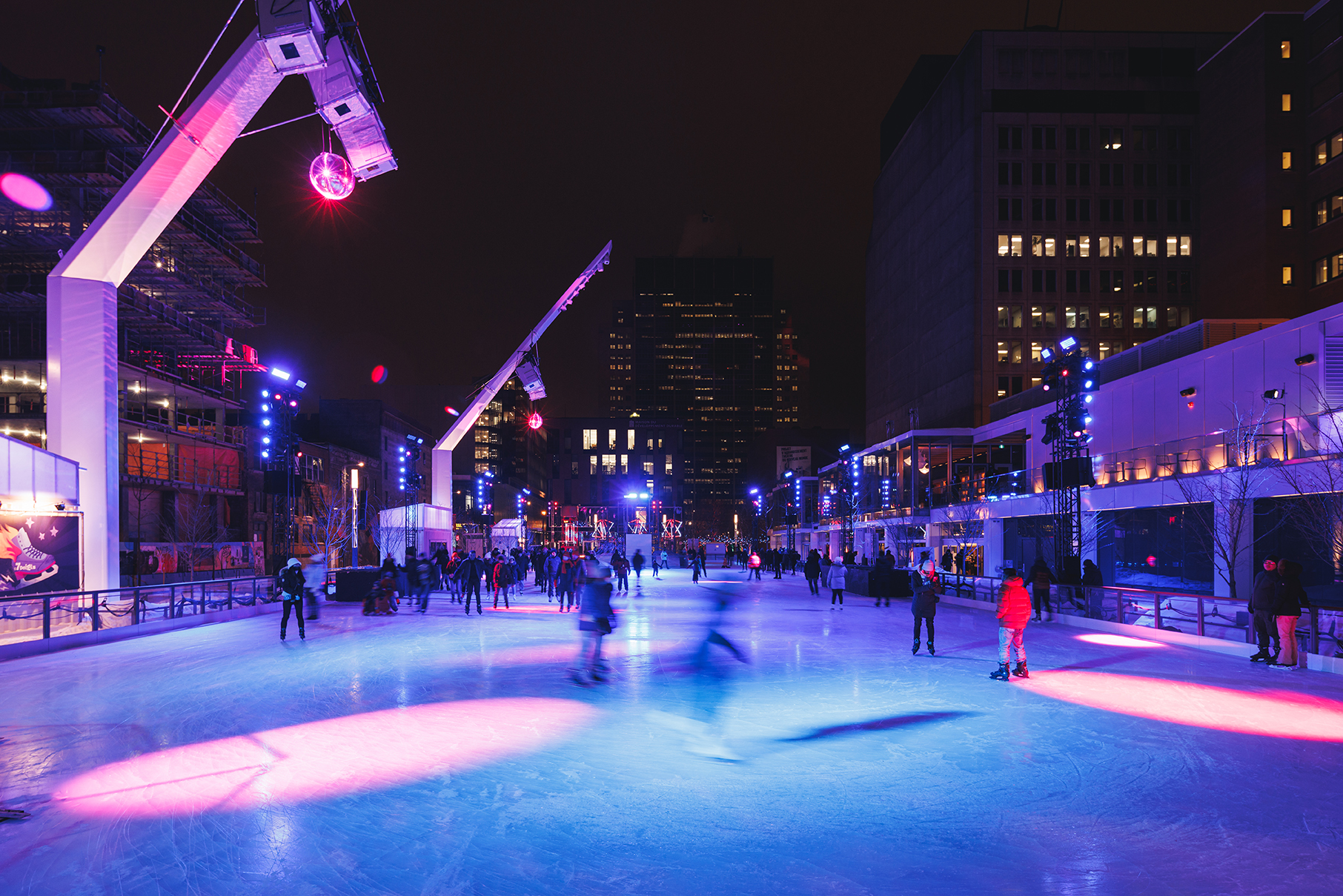 pista de hielo de la esplanade tranquille en el quartier des spectacles de montreal