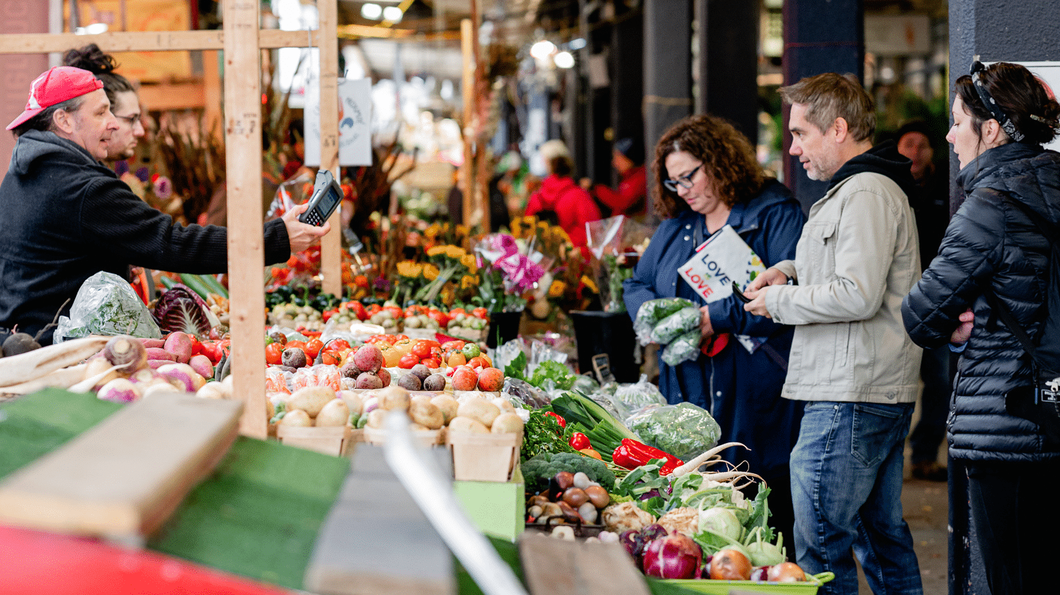personas comprando en un mercado publico en montreal