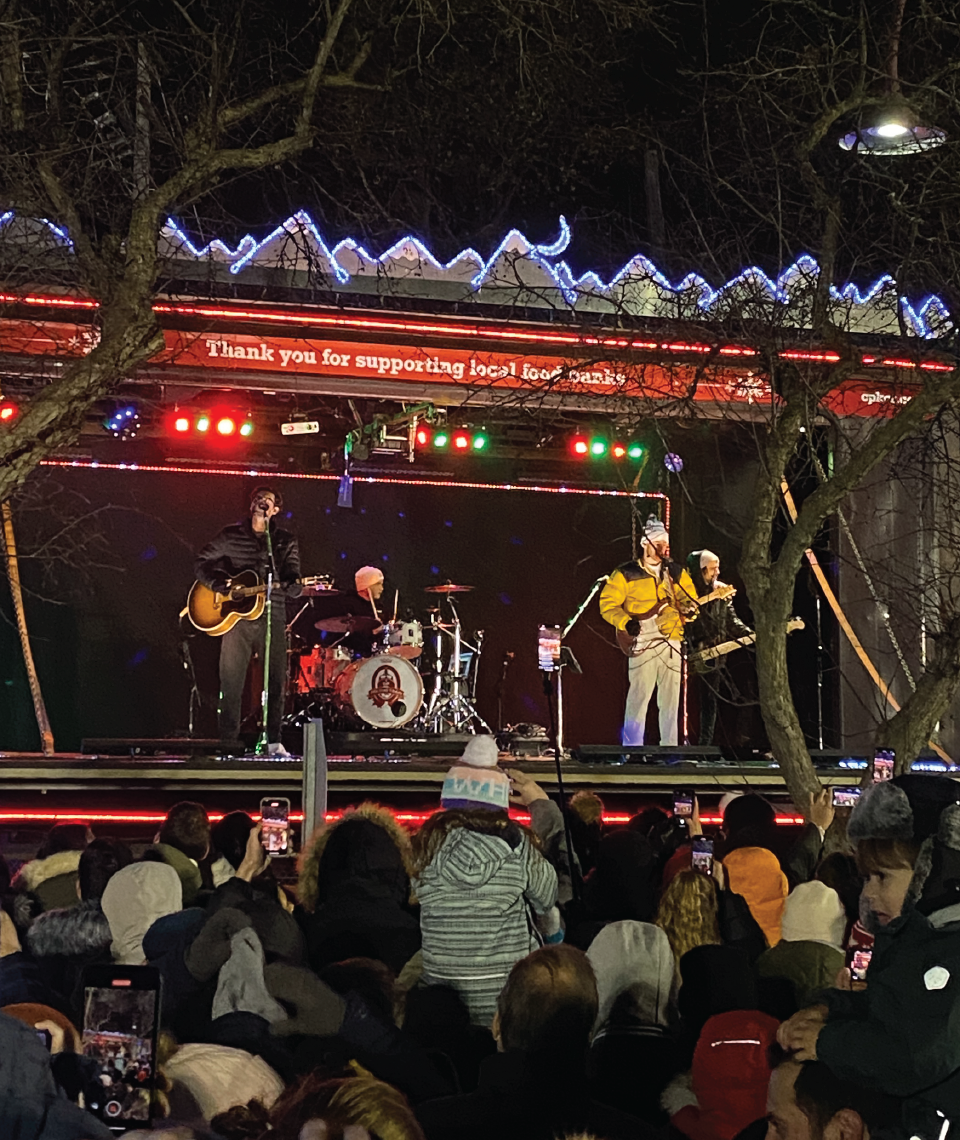 tren navideño que llega a montreal, se realiza un concierto con musica en vivo en los vagones del tren