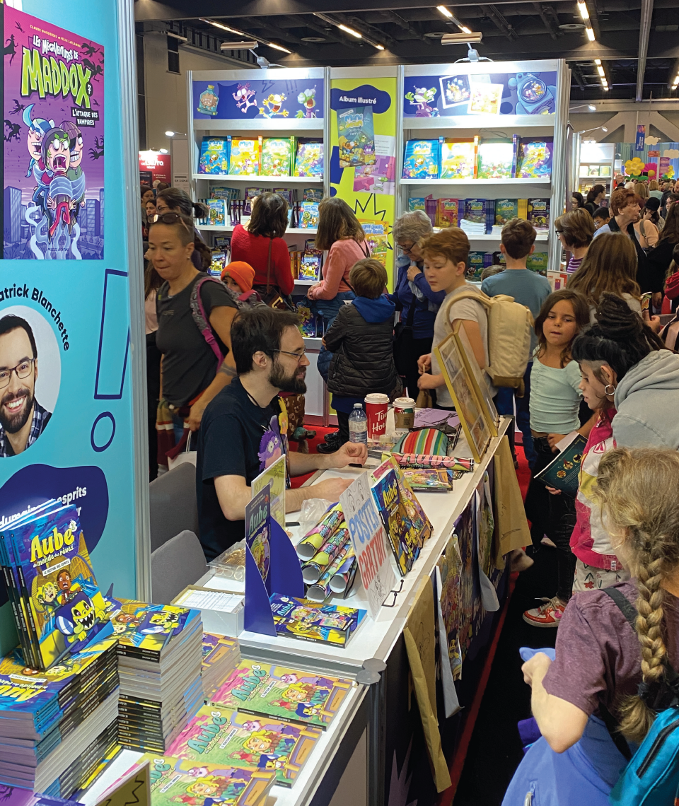 escritor firmando libros a sus lectores en la feria del libro de montreal