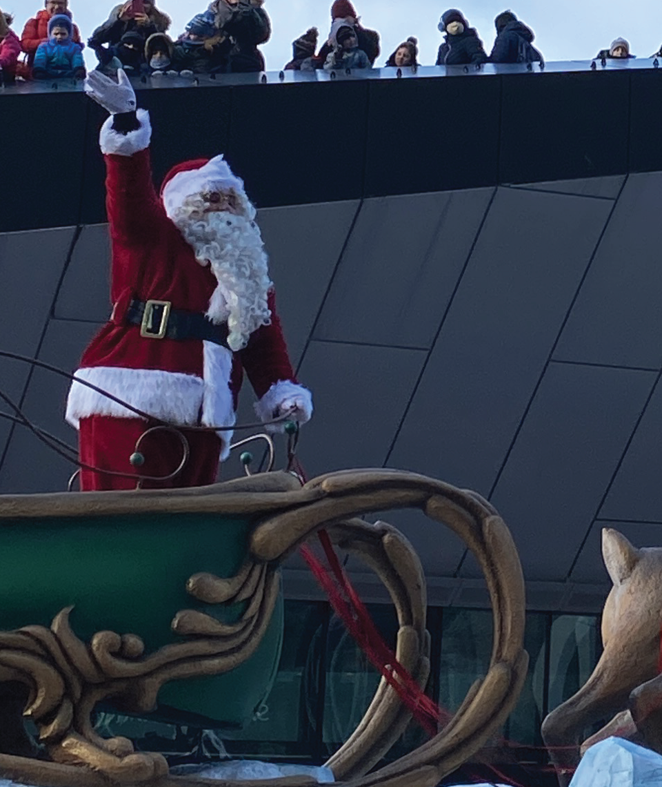 Santa claus en su trineo durante el desfile navideño que se realiza en montreál