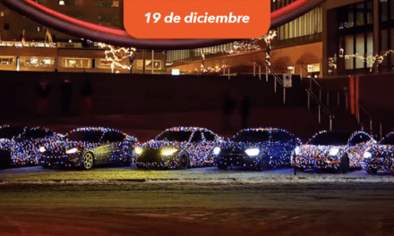 Autos navideños recorren la ciudad esta temporada